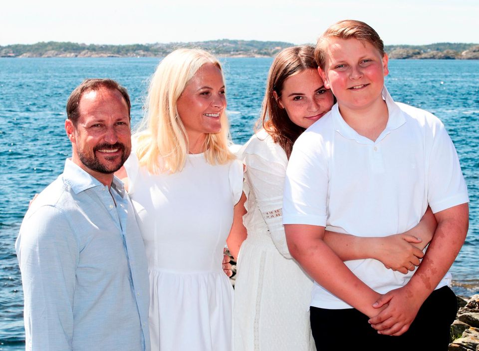10. Juli 2019  In luftiger Sommerkleidung posieren Prinz Haakon, Prinzessin Mette-Marit, Prinzessin Ingrid Alexandra und Prinz Sverre Magnus für den Fotografen. 