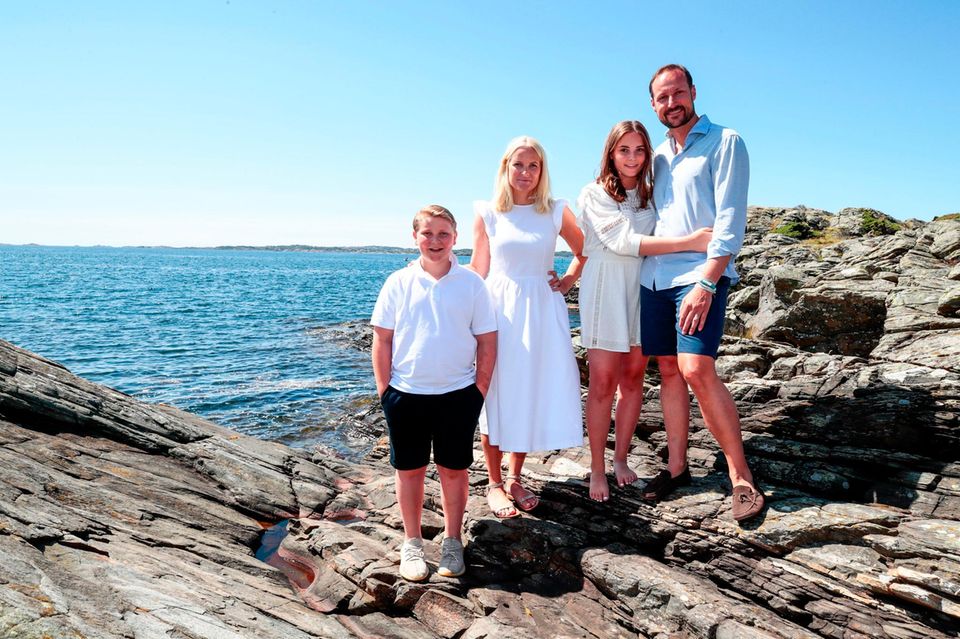 10. Juli 2019  Die norwegischen Kronprinzenfamilie zeigt sich beim traditionellen Sommershooting in ihrem Landhaus auf der Insel Dvergs​øya in der Gemeinde Kristiansand in Norwegen. 