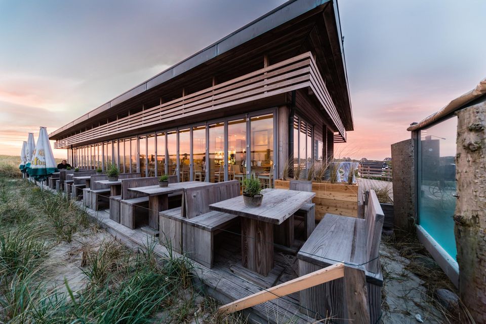 Ferien mit Hapimag: Das Hapimag-Resort in Hörnum: Durchs Wattenmeer stapfen, den Strand genießen, sich von einer Wellness-Behandlung verwöhnen lassen – das Resort an der Südspitze Sylts lädt zum entspannten Insel-Leben an der Nordsee ein. Das Hapimag-Resort in Hörnum: Durchs Wattenmeer stapfen, den Strand genießen, sich von einer Wellness-Behandlung verwöhnen lassen – das Resort an der Südspitze Sylts lädt zum entspannten Insel-Leben an der Nordsee ein.