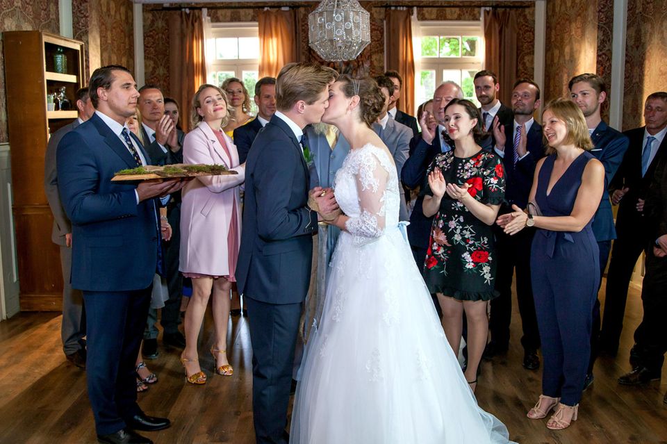 Sturm der Liebe: Ragnar (Jeroen Engelsman) und Tina (Christin Balogh) feiern ihre Hochzeit