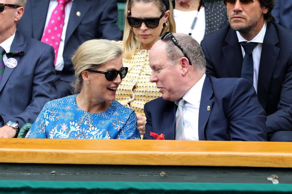 10. Juli 2019 Royales Treffen am Centre Court: Sophie, Gräfin von Wessex und Fürst Albert von Monaco nutzen Spielpausen für einen kleinen Plausch. 10. Juli 2019 Royales Treffen am Centre Court: Sophie, Gräfin von Wessex und Fürst Albert von Monaco nutzen Spielpausen für einen kleinen Plausch.