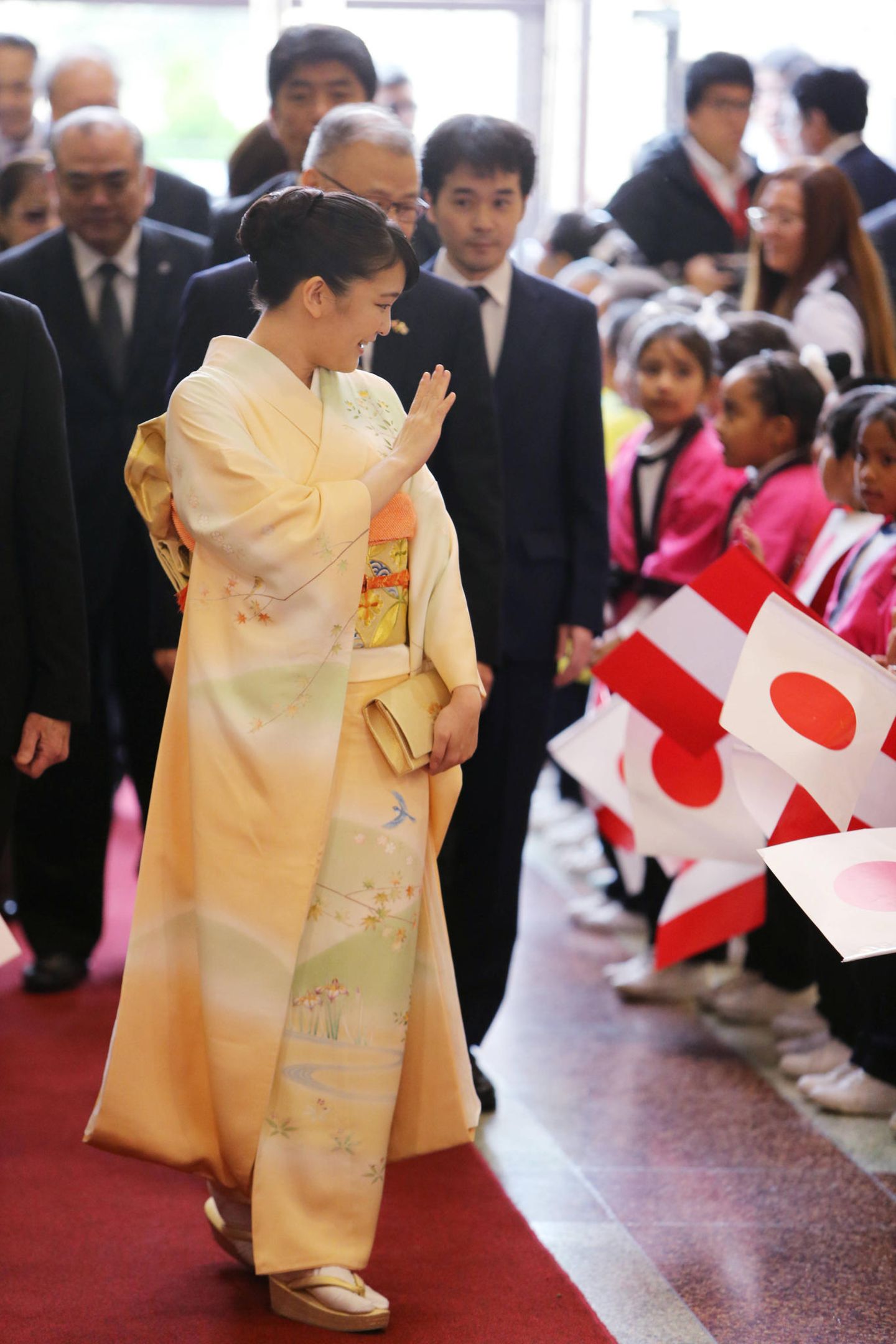 10. Juli 2019  Prinzessin Mako ist für einen sechstägigen Staatsbesuch nach Peru gereist, um das 120. Jubiläum der ersten japanischen Einwanderer in dem südamerikanischen Land zu feiern. Im japanisch-peruanischen Kulturzentrum wird die älteste Nichte von Kaiser Naruhito von 200 Kindern willkommen geheißen.
