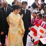 10. Juli 2019  Prinzessin Mako ist für einen sechstägigen Staatsbesuch nach Peru gereist, um das 120. Jubiläum der ersten japanischen Einwanderer in dem südamerikanischen Land zu feiern. Im japanisch-peruanischen Kulturzentrum wird die älteste Nichte von Kaiser Naruhito von 200 Kindern willkommen geheißen.