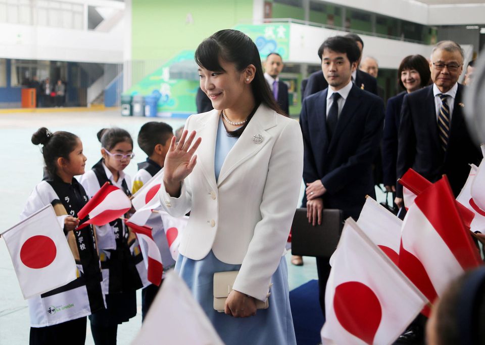 10. Juli 2019  In der "La Union"-Schule winkt die japanische Prinzessin ihren kleinen Fans zu.