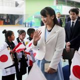 10. Juli 2019  In der "La Union"-Schule winkt die japanische Prinzessin ihren kleinen Fans zu.