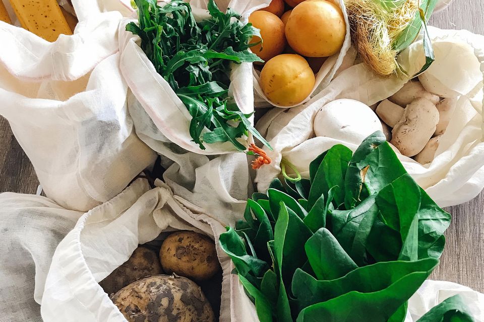 Obst und Gemüse muss man nicht in Plastiktüten verstauen, sie können auch in nachhaltigen Netzen oder Beuteln transportiert werden.