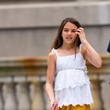 Suri Cruise wird ihrer schönen Mutter Katie Holmes einfach immer ähnlicher. Von ihr hat sie wohl auch das modebewusste Auftreten und den Mut zu gewagten Materialien. Hier spaziert sie in einem goldenen Samtrock durch New York City und sieht wirklich fantastisch aus. Dabei scheint sie sehr detailverliebt zu sein: Ihre vordere Haarpartie trägt sie geflochten, eine Kordel betont ihren Oberkörper und ihre Fingernägel hat sie in einem knalligen Pinkton lackiert. 