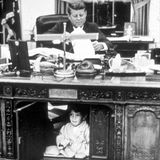 John-John hat sich im Oval Office unter dem Schreibtisch seines Vaters versteckt.