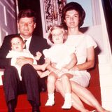 US-Präsident John F. Kennedy posiert 1961 mit seiner Frau Jackie und den Kindern John F. Kennedy jr., genannt John-John, und Caroline für ein Familienfoto.