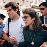 1994 müssen John und seine Schwester Caroline den nächsten Verlust verkraften: Ihre Mutter Jacqueline Kennedy Onassis stirbt im Alter von 64 Jahren.