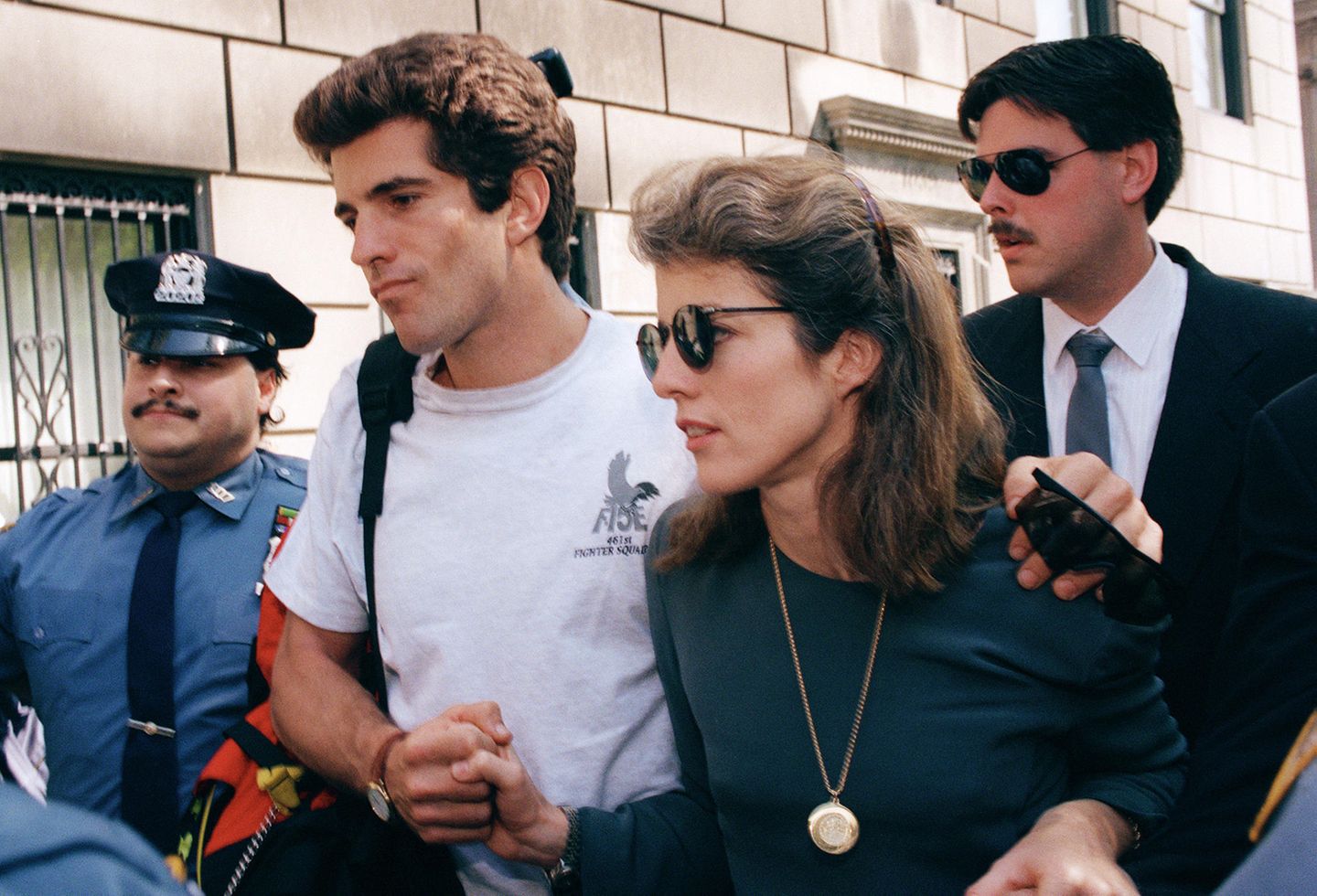 1994 müssen John und seine Schwester Caroline den nächsten Verlust verkraften: Ihre Mutter Jacqueline Kennedy Onassis stirbt im Alter von 64 Jahren.