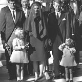Dann geschieht das Unvorstellbare: Am 22. November 1963 wird US-Präsident John F. Kennedy während einer Wahlkampfreise in Dallas, Texas erschossen. Die Beerdigung findet an John-Johns dritten Geburtstag statt. Die Bilder der Trauerfeier berühren die ganze Welt: Am Sarg nimmt der Kleine mit einem Militärgruß Abschied von seinem Papa.