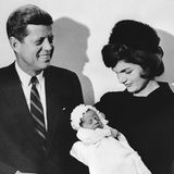Am 25. November 1960 kommt John F. Kennedy jr. als drittes Kind von John F. Kennedy und dessen Ehefrau Jacqueline "Jackie" Kennedy, geborene Bouvier, zur Welt. Seine älteste Schwester Arabella wurde vier Jahre zuvor tot geboren. Sein jüngerer Bruder Patrick starb zwei Tage nach seiner Geburt. Heute lebt nur noch Johns ältere Schwester Caroline Kennedy, die 1957 geboren wurde.