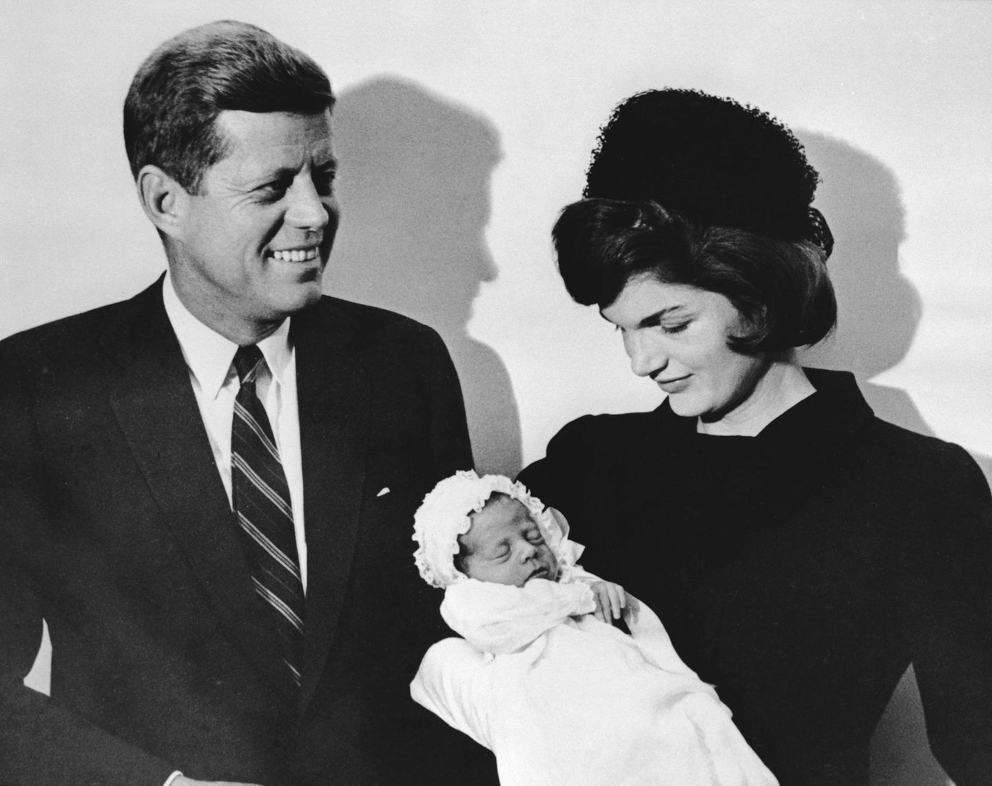 Am 25. November 1960 kommt John F. Kennedy jr. als drittes Kind von John F. Kennedy und dessen Ehefrau Jacqueline "Jackie" Kennedy, geborene Bouvier, zur Welt. Seine älteste Schwester Arabella wurde vier Jahre zuvor tot geboren. Sein jüngerer Bruder Patrick starb zwei Tage nach seiner Geburt. Heute lebt nur noch Johns ältere Schwester Caroline Kennedy, die 1957 geboren wurde.