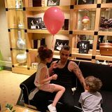 12. Juli 2019  Bist du etwa schon müde, Papa?  Robbie Williams ruht sich nach dem Spielen mit Tochter Theodora und Sohn Charlton schnell mal kurz auf der Couch aus.