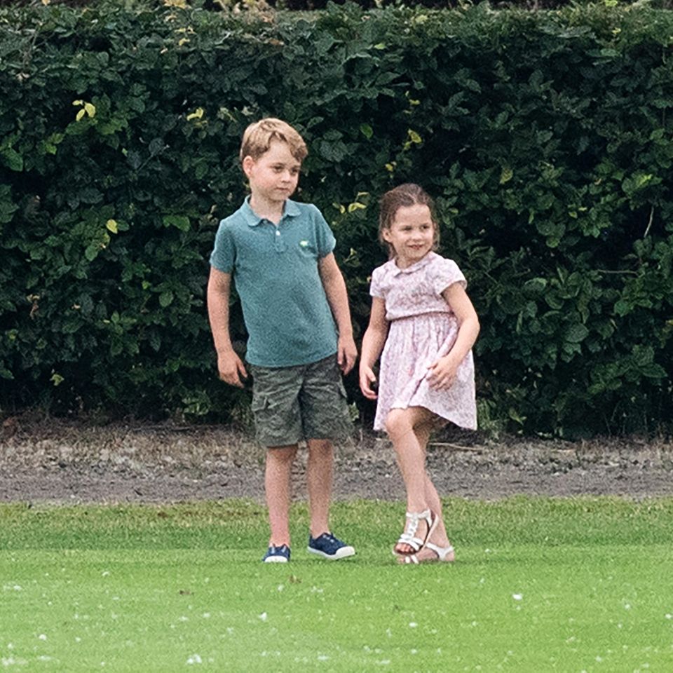 Schnäppchen-Prinz George: Beim Familienausflug zum Charity Polo Turnier ist Prinz George in einem echten Schnäppchen-Look unterwegs. Der kleine Prinz trägt ein Poloshirt von H&M (ca. 7 Euro) und eine Shorts von Gap (ca. 27 Euro) in Kombination mit den "Hampton Canvas Plum Shoes" von Trotters (ca. 30 Euro).