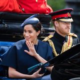 8. Juni 2019  Die Queen hat zu ihrer traditionellen Geburtstagsparade "Trooping the Colour" geladen. Für Herzogin Meghan ist es ihr erster öffentlicher Auftritt nach der Geburt von Baby Archie. Sie winkt überglücklich und freut sich über die Fahrt in der Kutsche, in der ihr Herzogin Catherine gegenüber sitzt.