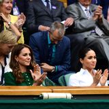 13. Juli 2019  Zusammen mit Pippa Middleton teilen sich Kate und Meghan eine Reihe nahe dem Spielfeld und applaudieren den Tennis-Stars. Ab und zu reden und lachen sie miteinander.