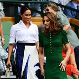 13. Juli 2019  Herzogin Meghan und Herzogin Catherine betreten zusammen die Royal Box in Wimbledon, um sich das finale Match von Serena Williams und Simona Halep anzugucken. Eingetroffen sind die zwei jedoch getrennt voneinander - Kate mit Schwester Pippa und Meghan ganz allein.