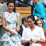 Pippa Middleton ist für ihren guten Stil bekannt und zeigte sich 2019 in Wimbledon bereits in tollen Looks. Absolutes Highlight ist aber das "Ruflette Sleeveless Midi Dress" von Anna Mason (ca. 817 Euro), das sie bei ihrem gemeinsamen Auftritt mit ihrer Schwester, Herzogin Catherine, und ihrer Schwippschwägerin, Herzogin Meghan, trägt. Das Kleid besticht durch verspielte, feminine Volants und einen floralen Print in Blautönen. 