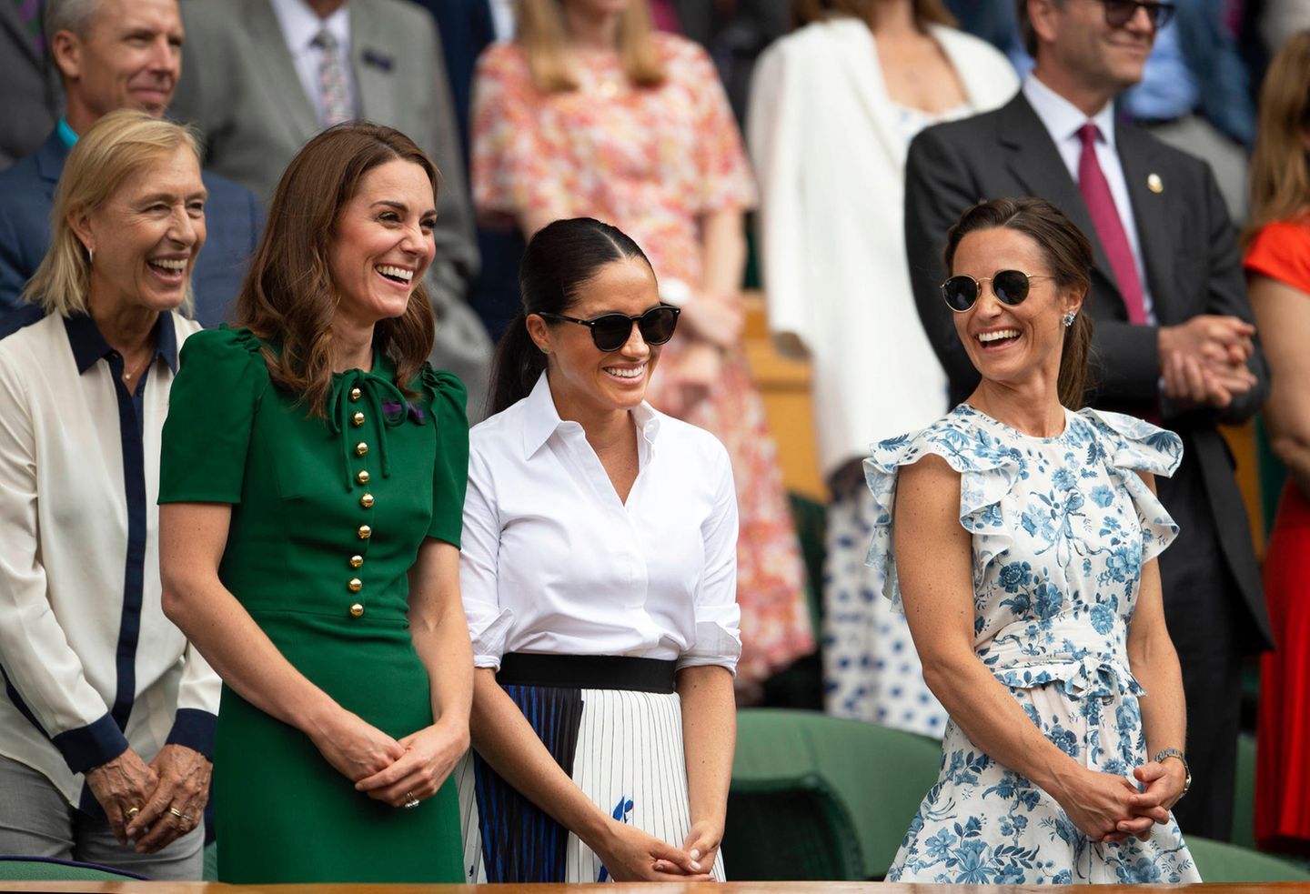 Was für ein hübsches Trio: Zum Damen-Finale in Wimbledon treten Herzogin Catherine, Herzogin Meghan und Pippa Middleton das erste mal zu dritt auf. Alle drei tragen tolle Outfits - doch weder Kate, noch Meghan können mit Pippas Look mithalten ... 