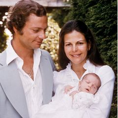 3. August 1977  Sie ist gerade einmal drei Wochen alt, da hat Prinzessin Victoria bereits ihren ersten Fototermin. Seit dem 14. Juli ist sie nun auf der Welt und bereitet ihren Eltern, König Carl Gustaf und Königin Silvia, große Freude.