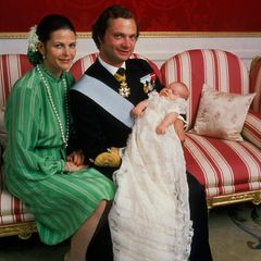 27. September 1977  Prinzessin Victoria wird in Stockholm getauft. Ganz nach alter Familientradition trägt sie dabei das Taufkleid, das seit Anfang des Jahrhunderts von Generation zu Generation weitergereicht wird.  Der erste Prinz, der darin 1906 getauft wurde, war Gustaf Adolf, der damalige Erbprinz von Schweden und Vater von König Carl Gustaf - also auch Großvater von Victoria.