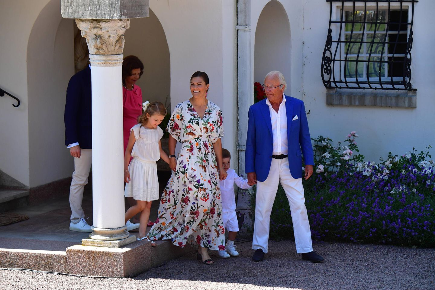Prinzessin Victoria tritt zusammen mit ihrer Familie aus dem Eingang des Schlosses Solliden heraus und strahlt ihren Geburtstagsgästen entgegen. Heute feiert sie ihren 42. Ehrentag.