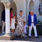 Prinzessin Victoria tritt zusammen mit ihrer Familie aus dem Eingang des Schlosses Solliden heraus und strahlt ihren Geburtstagsgästen entgegen. Heute feiert sie ihren 42. Ehrentag.