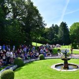 In jedem Jahr kommen viele royale Fans auf die schwedische Insel Öland, um mit ihrer Kronprinzessin zu feiern. Im Sommer steht ihnen der Garten des Schlosses offen. Die Räumlichkeiten darf jedoch niemand betreten.