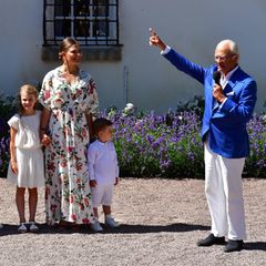 Aber das muss ja auch niemand. Schließlich kommt Prinzessin Victoria an jedem 14. Juli pünktlich auf den Hof. Ihr Vater, König Carl Gustaf, eröffnet die Feierlichkeit anschließend mit einer Rede.