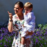 Happy Birthday, Prinzessin Victoria! Die schwedische Kronprinzessin feiert ihren 42. Geburtstag und zeigt sich am Victoriatag auf Schloss Solliden in einem Outfit, das absolut zu ihr passt ... 