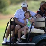 14. Juli 2019  Mike und Mia Tindall machen es sich da viel einfacher und springen aufs nächste Golfcart auf.