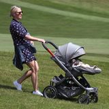 14. Juli 2019  Die hügelige Golf-Anlage in der Grafschaft Gwent macht es Zara Tindall gar nicht so einfach, den Kinderwagen zu schieben, in dem die kleine Lena Elizabeth liegt.