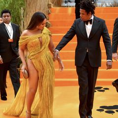 Die Sängerin zeigt an der Seite ihres Mannes Jay-Z viel Bein.