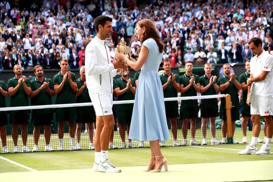 14. Juli 2019  Novak Djokovic heißt der Sieger des spannenden Wimbledon-Finales. Den Pokal bekommt der strahlende Gewinner von Herzogin Catherine überreicht. 