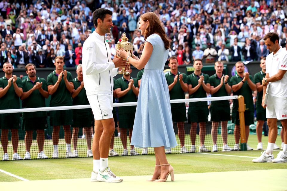 14. Juli 2019  Novak Djokovic heißt der Sieger des spannenden Wimbledon-Finales. Den Pokal bekommt der strahlende Gewinner von Herzogin Catherine überreicht. 