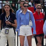 In Weiß und Blau hüllt sich Kendall Jenner bei ihrem Gang zum Centre Court. Während sie ihre blaue Bluse zwar ordentlich zugeknöpft trägt, lässt sie darunter jedoch ihren BH weg. Die Folge sind sich darunter abzeichnende Nippel – ziemlich aufsehenerregend!