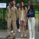 Auch Brooklyn Beckham und Hana Cross lassen sich das Wimbledon-Finale nicht entgehen und zeigen sich als Einheit: Die zwei kommen nämlich im beigefarbenen Partnerlook.