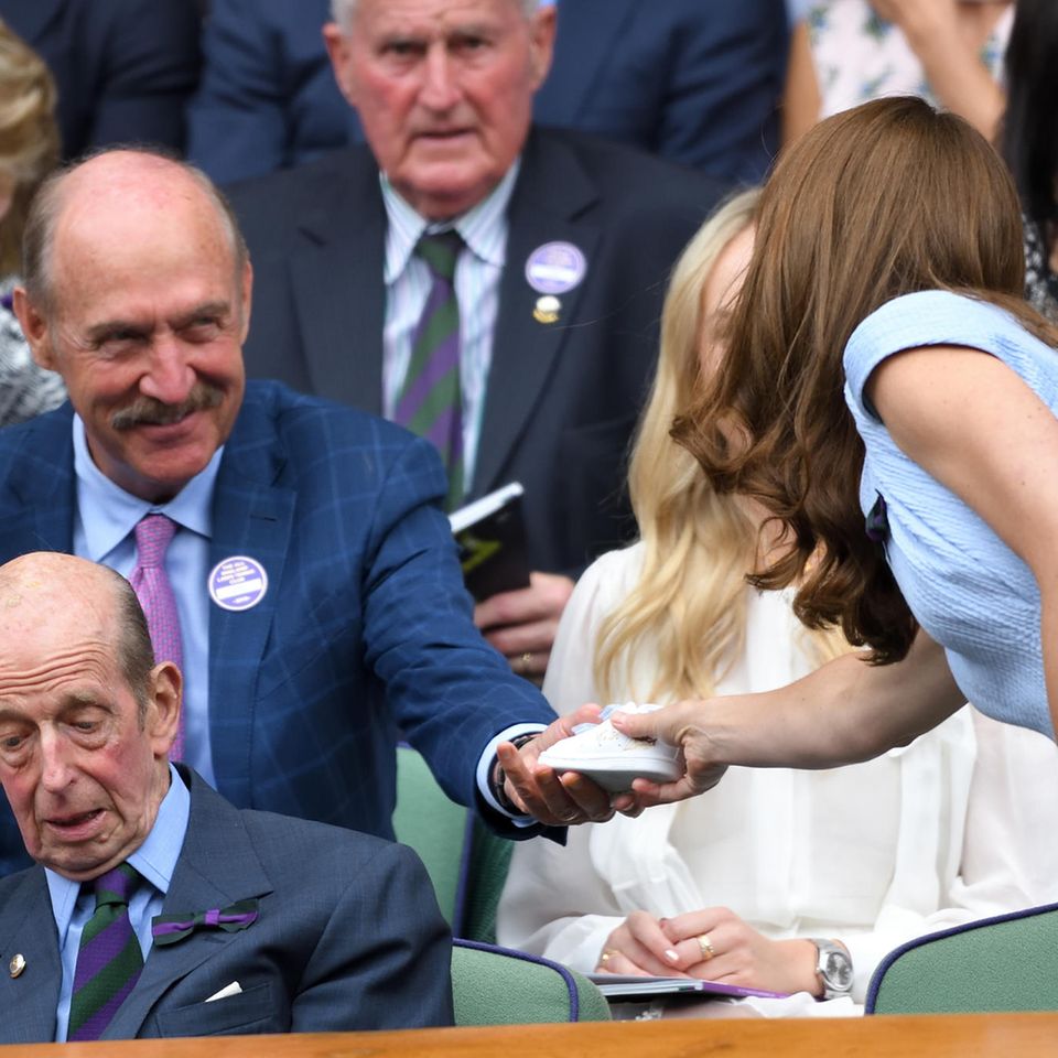 US-Tennisstar Stan Smith überreicht Herzogin Catherine in Wimbledon einen signierten Schuh für Prinz Louis. 