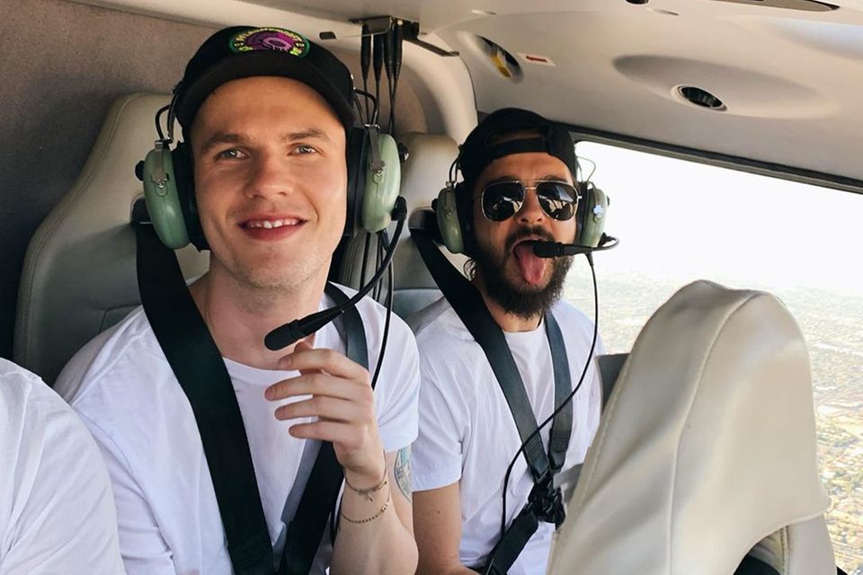 Tom Kaulitz: Auch ein Rundflug mit dem Helikopter steht auf dem Programm. Auch ein Rundflug mit dem Helikopter steht auf dem Programm.