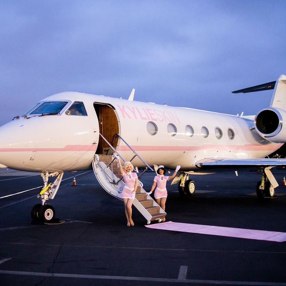 Clevere Geschäftsfrau: Mit ihrem Label "Kylie Skin" begibt sich Kylie Jenner mit geladenen Freunden im eigens gebrandeten Privatjet auf Reisen. Clevere Geschäftsfrau: Mit ihrem Label "Kylie Skin" begibt sich Kylie Jenner mit geladenen Freunden im eigens gebrandeten Privatjet auf Reisen.
