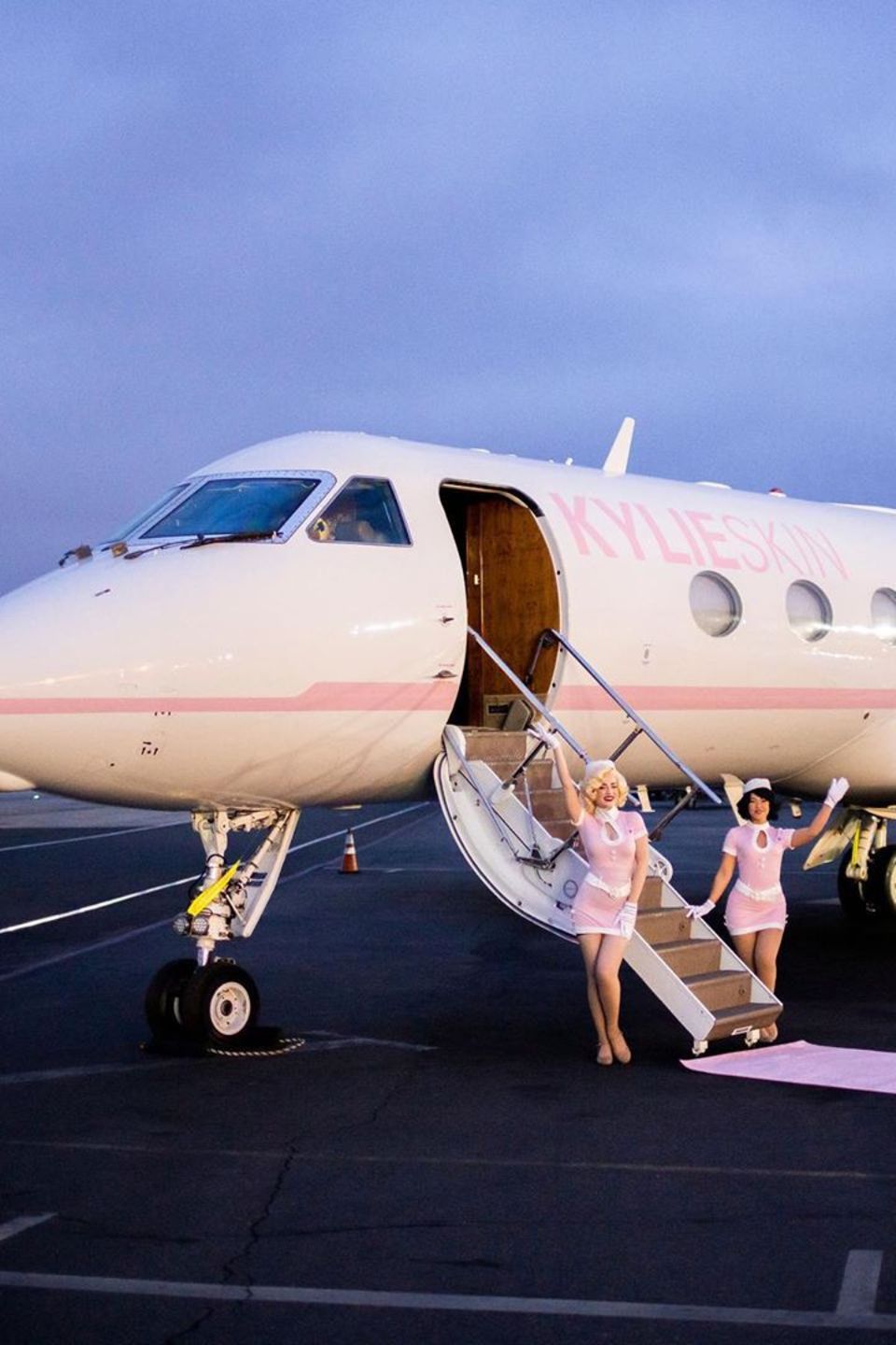 Clevere Geschäftsfrau: Mit ihrem Label "Kylie Skin" begibt sich Kylie Jenner mit geladenen Freunden im eigens gebrandeten Privatjet auf Reisen. 