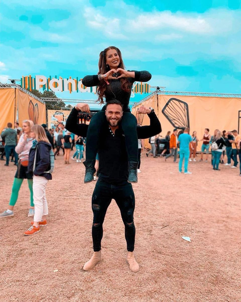 13. Juli 2019  Ihr erstes Mal: Jenny Frankhauser besucht mit ihrem Freund Hakan Akbulut das Panama Open Air Festival. Auf Instagram schreibt sie zu diesem Pärchenschnappschuss: "Festival mit meinem Löwen. Wart ihr schon mal auf einem Festival? Bei mir ist es das erste Mal und ich finde es echt cool". 