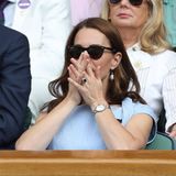 Gespannt verfolgt Herzogin Catherine in Wimbledon das Finale zwischen Novak Djokovic und Roger Federer. 