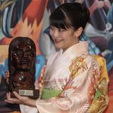 15. Juli 2019  Vom bolivianischen Präsidenten hat Prinzessin Mako eine Statue der indigenen Heldin Bartolina Sisa bekommen.