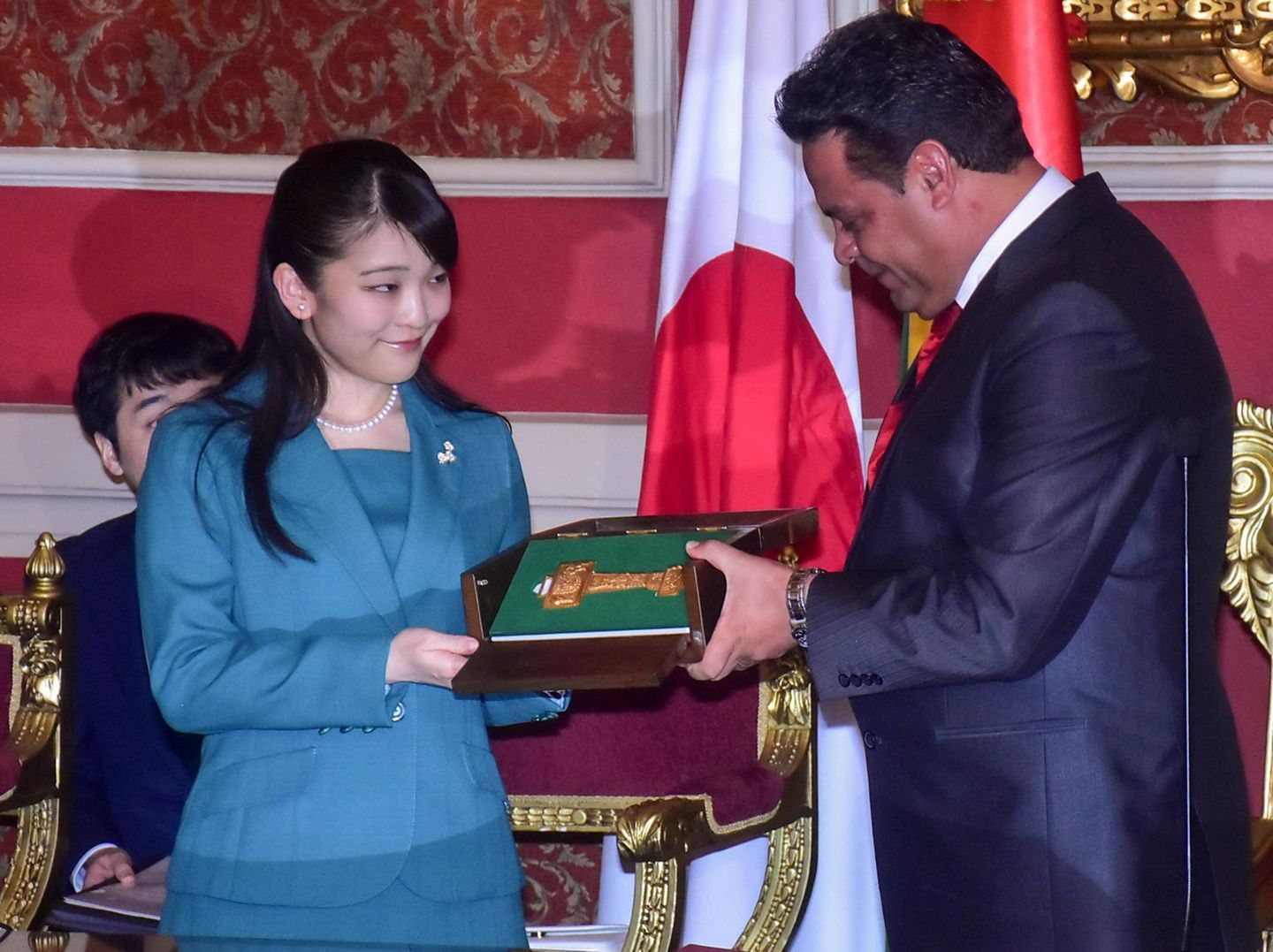 15. Juli 2019  Während der Feierlichkeiten zum 210. Geburtstag von La Paz erhält Prinzessin Mako von Bürgermeister Luis Revilla symbolisch den Schlüssel der Stadt.