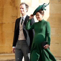 Dass Dunkelgrün den Middleton-Damen toll steht, bewies Pippa Middleton erst im Oktober 2018 bei der Hochzeit von Prinzessin Eugenie. Auch sie betonte in einem hochgeschlossenen Kleid mit ausgestelltem Rock ihre Silhouette - die große Babykugel. 