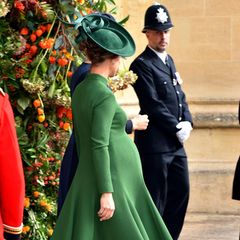 Pippa hingegen setzte auf schwarze Pumps, eine opulente Kopfbedeckung und eine elegante Hochsteckfrisur. Es scheint als seien sich auch die Middleton-Schwestern in Sachen Mode-Geschmack ziemlich ähnlich... 