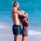 5. Mai 2019   In den tätowierten Armen des Star-Kickers Loris Karius genießt Sophia Thomalla die Zeit am Strand.